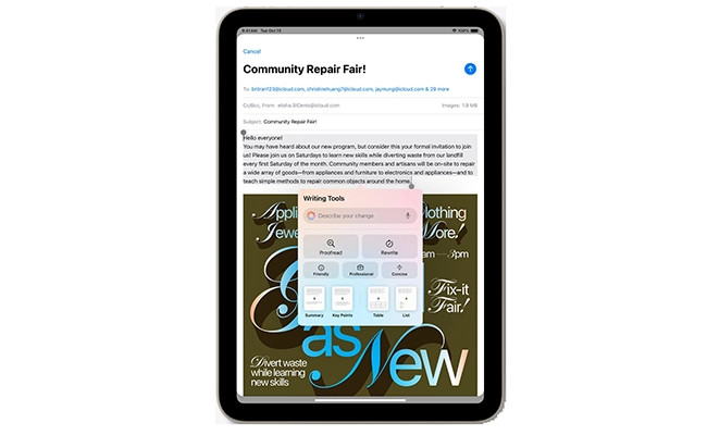 در این عکس ابزارهای نوشتاری Apple Intelligence بر صفحه نمایش آیپد ۷ مینی نمایش داده شده است.