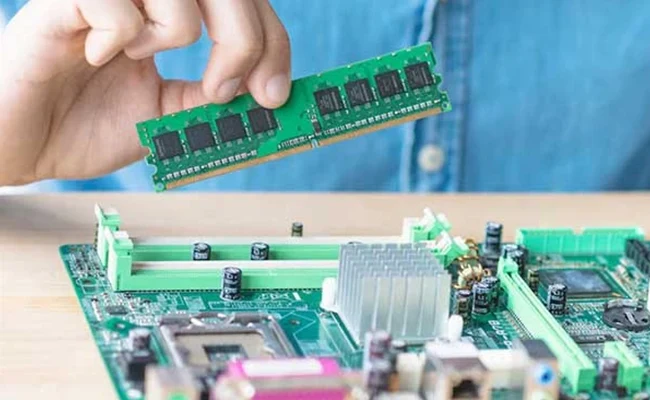 Assembling small parts on the motherboard نصب قطعات کوچک مانند رم و خنککننده روی مادربرد کامپیوتر.