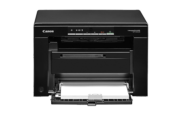 در این عکس یک پرینتر چندکاره لیزری کانن Canon imageClass MF3010 با سینی باز و از روبرو نمایش داده شده است.