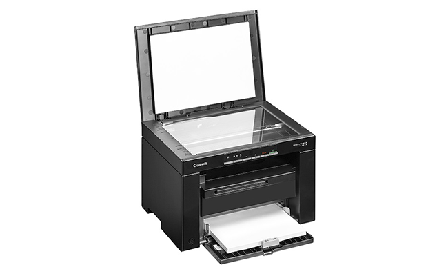 در این عکس یک دستگاه کانن مدل imageClass MF3010 با سینی و در اسکنر باز و از نمای جانبی نمایش داده شده است.