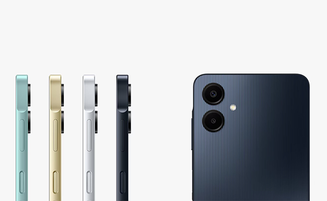 در این عکس چهار گوشی موبایل سامسونگ Galaxy A06 ظرفیت ۱۲۸ گیگابایت رم ۴ گیگابایت در رنگ‌های مختلف از کنار و یک گوشی از پشت نمایش داده شده است.