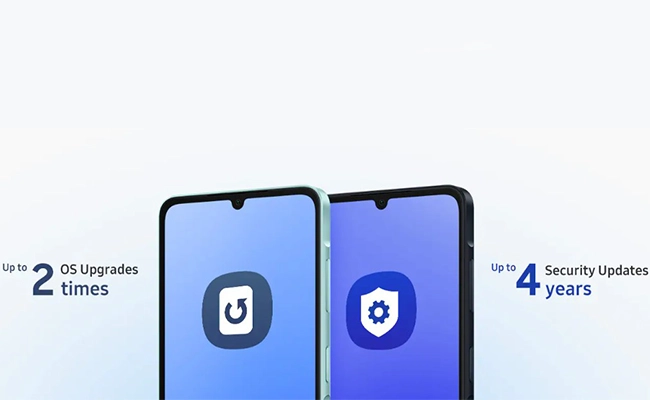در این عکس دو گوشی موبایل سامسونگ Galaxy A06با آرم‌هایی درباره قابلیت به‌روزرسانی سیستم عامل و سیستم امنیتی نمایش داده شده است.