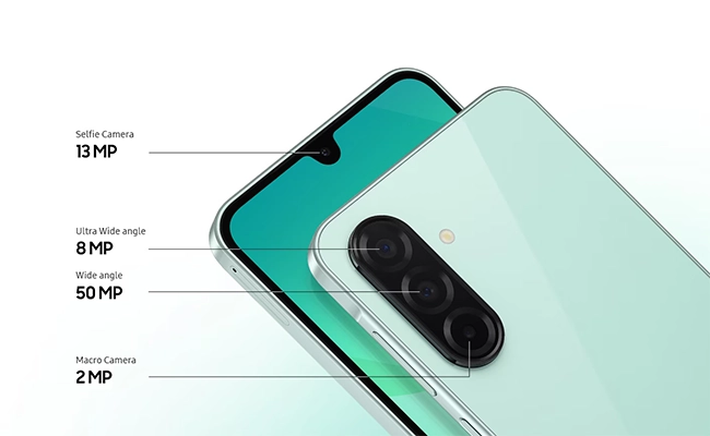 در این عکس مشخصات چهار دوربین به کار رفته در گوشی Samsung galaxy a26 روی نمایی از پشت و جلوی آن نمایش داده شده است.