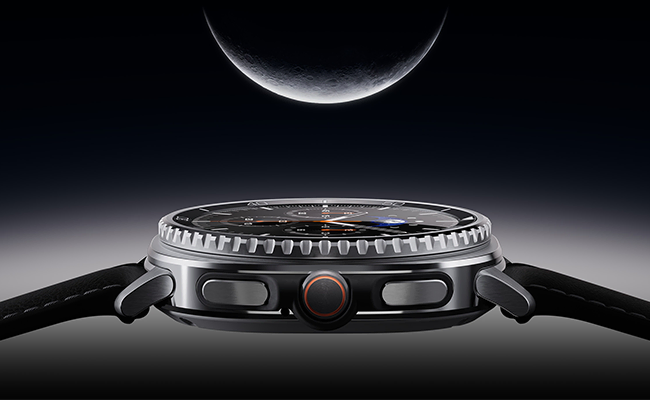 در این عکس یک ساعت هوشمند Galaxy Watch 8 Classic سامسونگ زیر عکسی از هلال ماه نمایش داده شده است.