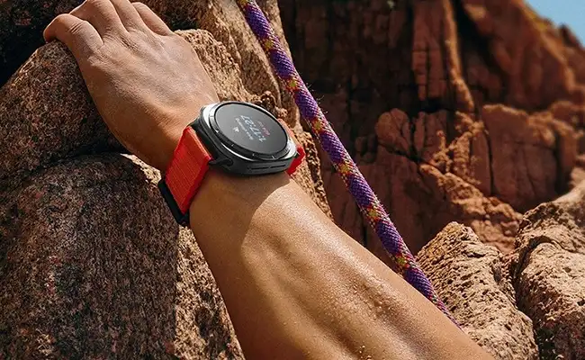 مردی در حال کوهنوردی با در دست داشتن ساعت هوشمند سامسونگ گلکسی واچ اولترا (2025)