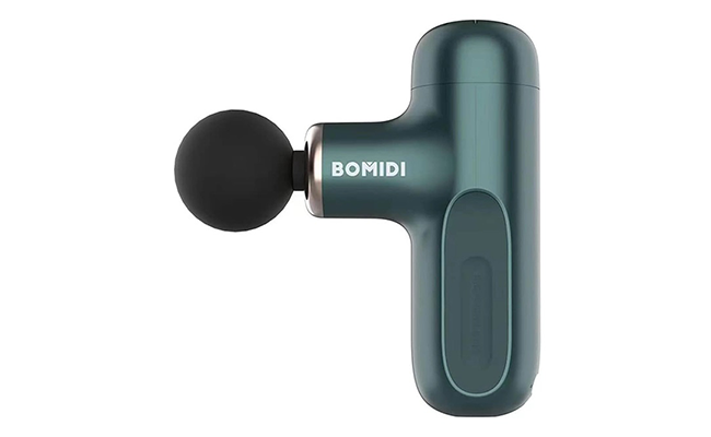 در این عکس یک ماساژور Massage Gun M1 بومیدی از نمای کناری نمایش داده شده است.