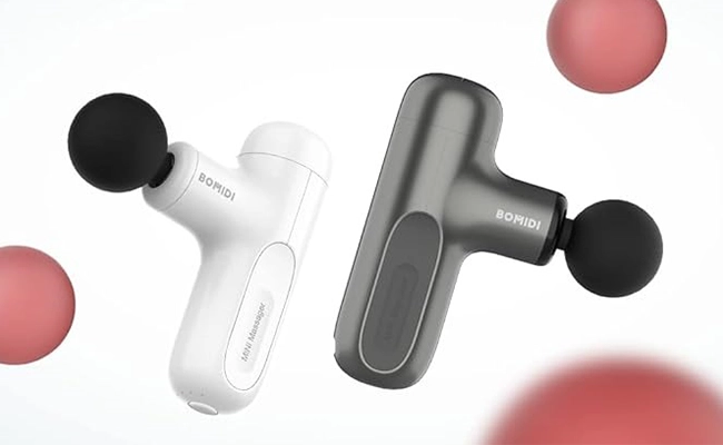 در این عکس دو ماساژور تفنگی شیائومی Xiaomi bomidi m1  از نمای کناری نمایش داده شده و اطلاعاتی درباره نوع رنگ آن‌ها آورده شده است.