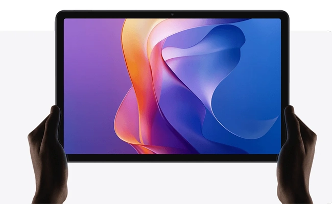 در این عکس یک تبلت Redmi Pad 2 شیائومی در دستان یک کاربر نمایش داده شده است.