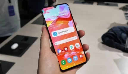 نقد و بررسی Galaxy A70 سامسونگ: صفحه نمایش بزرگ و زیبا