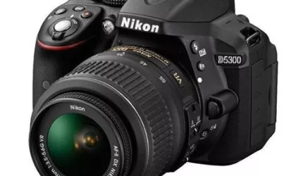 دوربین دیجیتال نیکون D5300 در قلب تصویر ، یک فنجان اینترنت
